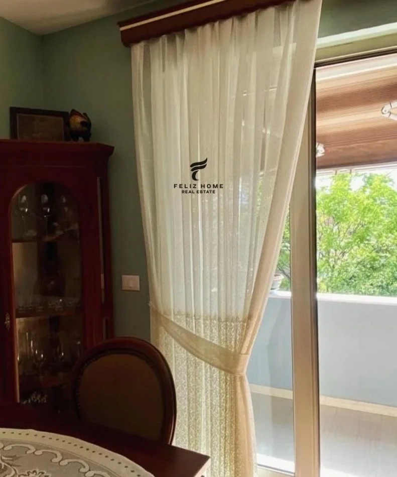 Tirana, affitto mensile di appartamento 2+1 con balcone, piano 4, 80 m², 800 € (VIA KAVAJES)