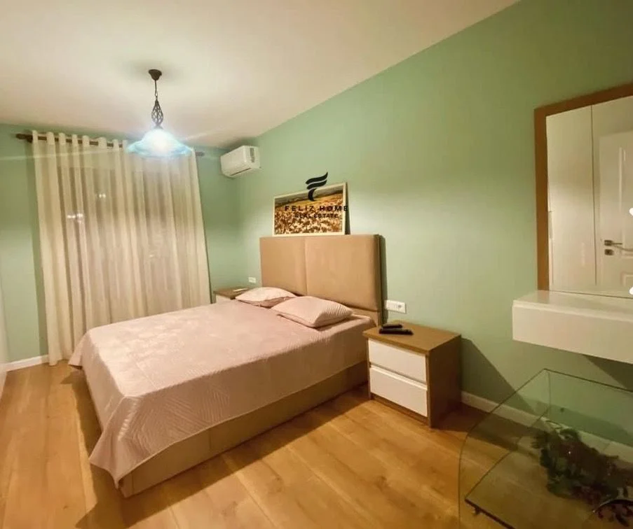 Tirana, affitto mensile di appartamento 2+1 con balcone, piano 4, 80 m², 800 € (VIA KAVAJES)
