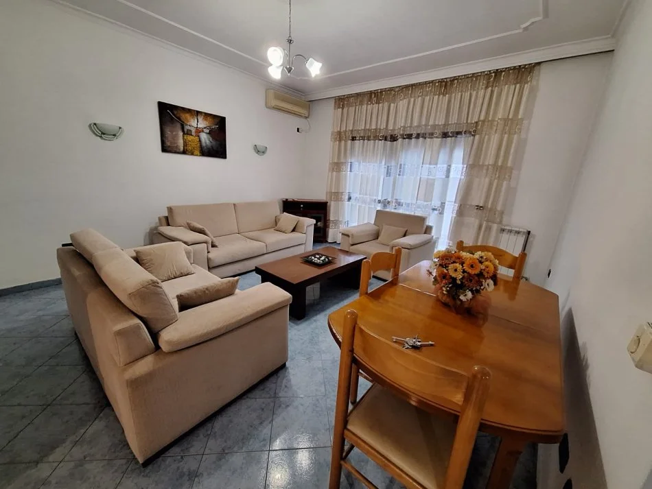 Tirane, jepet me qera apartament 2+1+Ballkon Kati 2, 85 m² 500 € (BULEVARDI I RI)