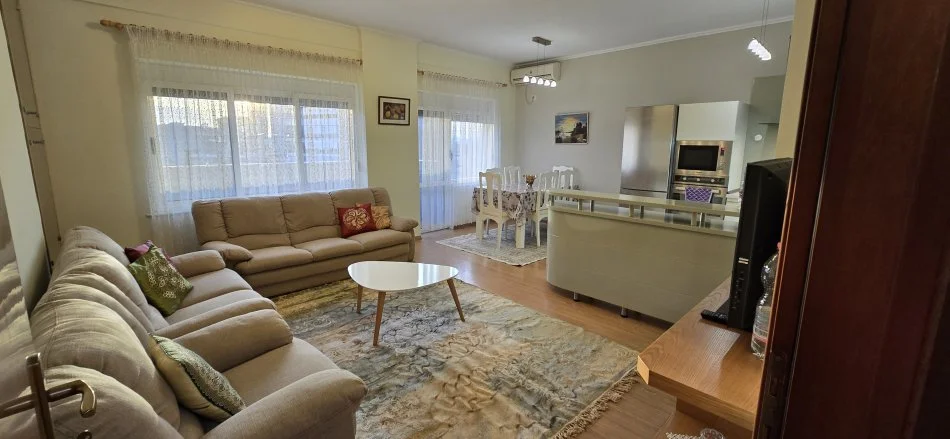Tirane, jepet me qera apartament 2+1 Kati 7, 115 m² 750 € (PAZARI I RI)