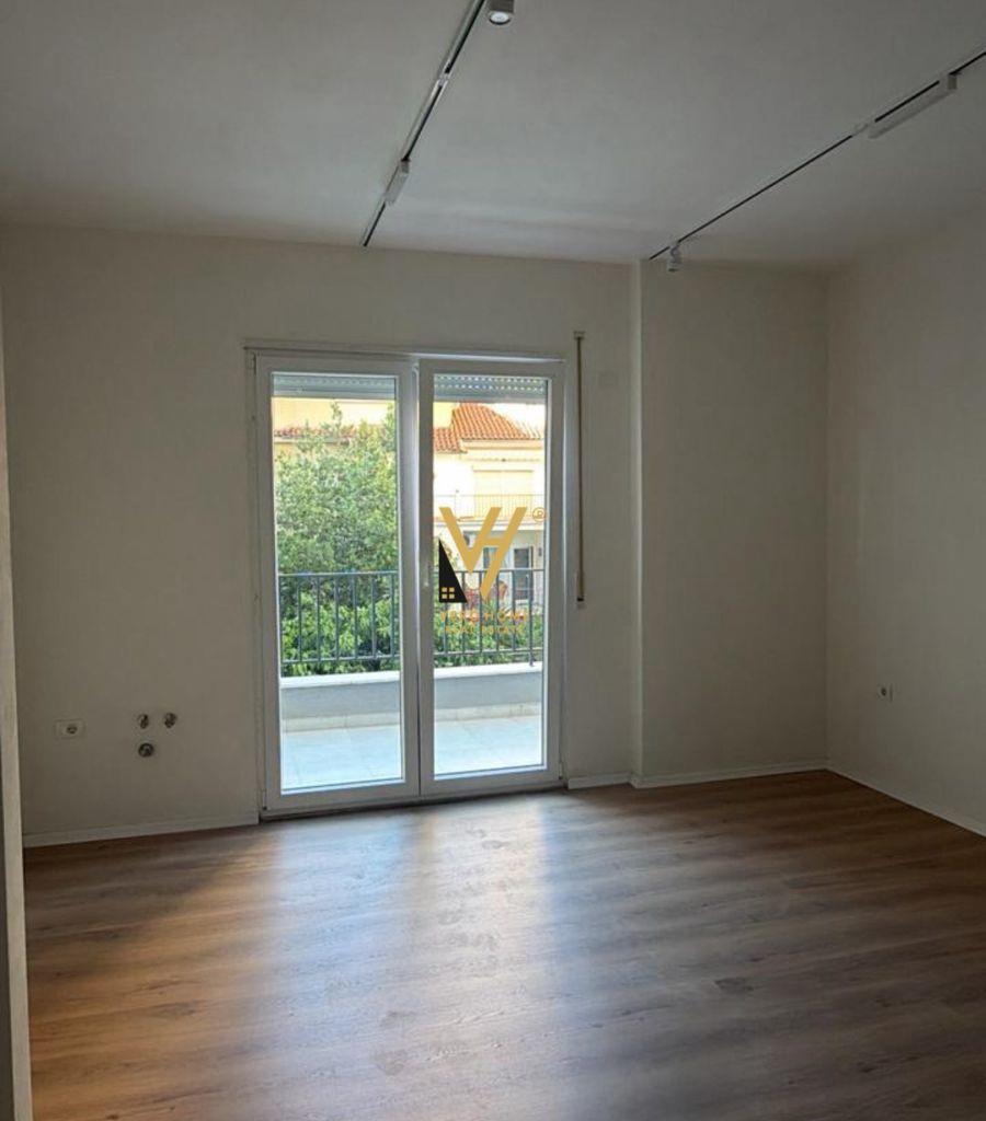 JEPET ZYRE 135 M2 ME QIRA TE PAZARI I RI 1.500 EURO
