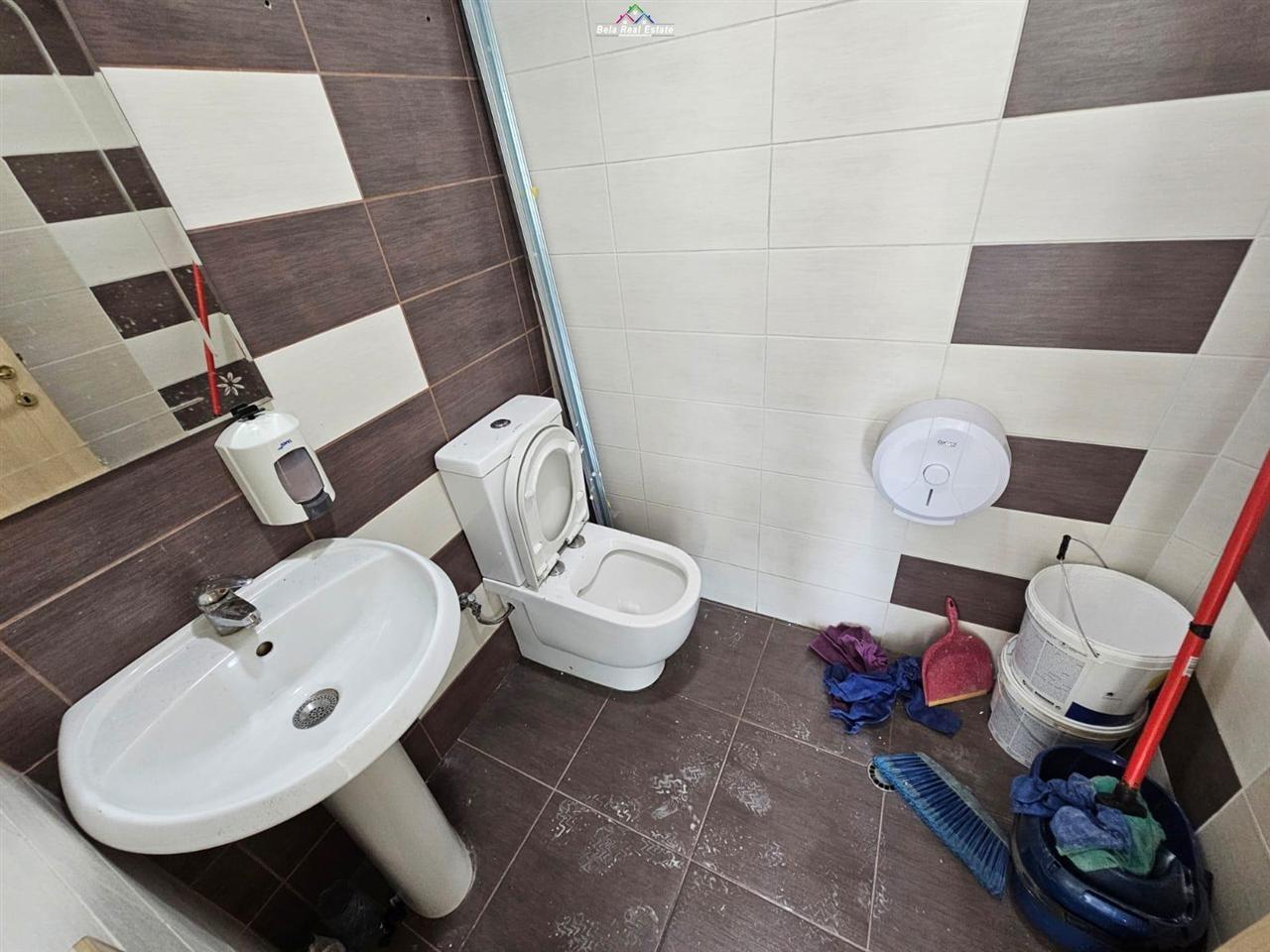 Zyre Me Qera Tek Myslym Shyri (ID BZ2690) Tirane