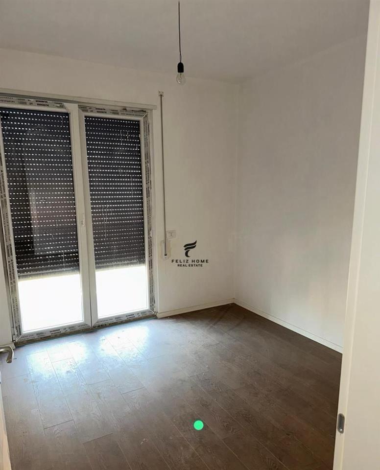 ZYRE ME QERA 95 M2 PAZARI I RI 1.100 EURO