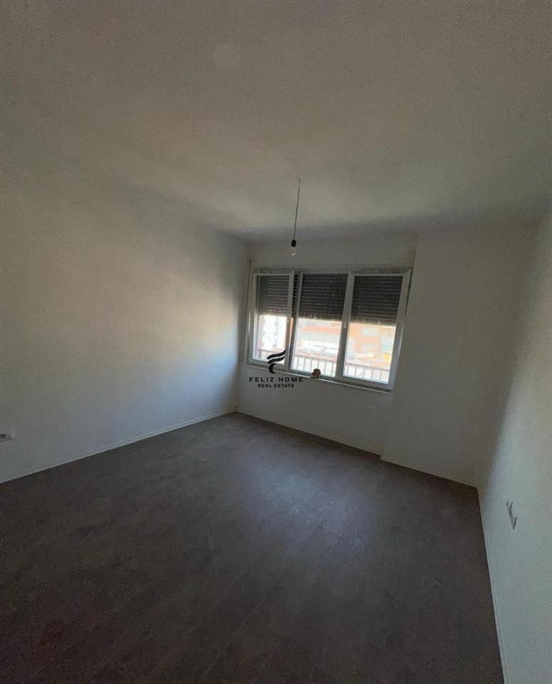 ZYRE ME QERA 95 M2 PAZARI I RI 1.100 EURO