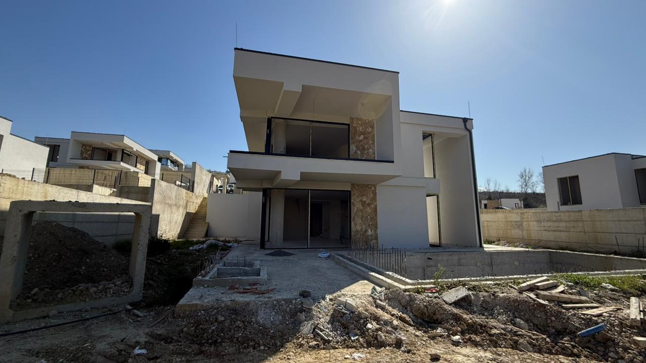 đĄ VilĂ« nĂ« Shitje â FarkĂ«, Lisi i ArtĂ«