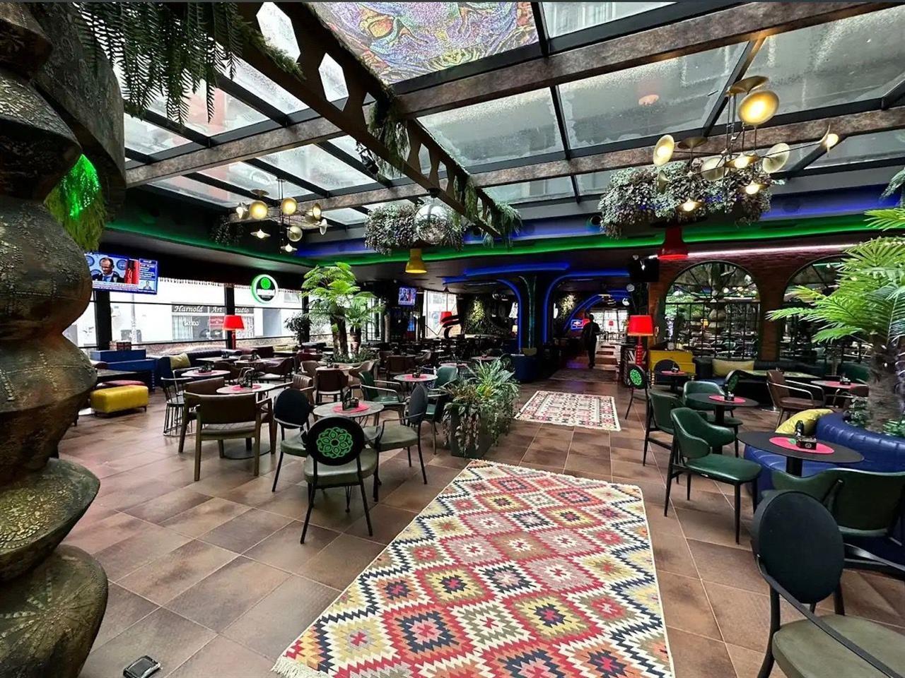 VENDESI AMBIENTE COMMERCIALE 970 M2 ASTIR 1.950.000 EURO