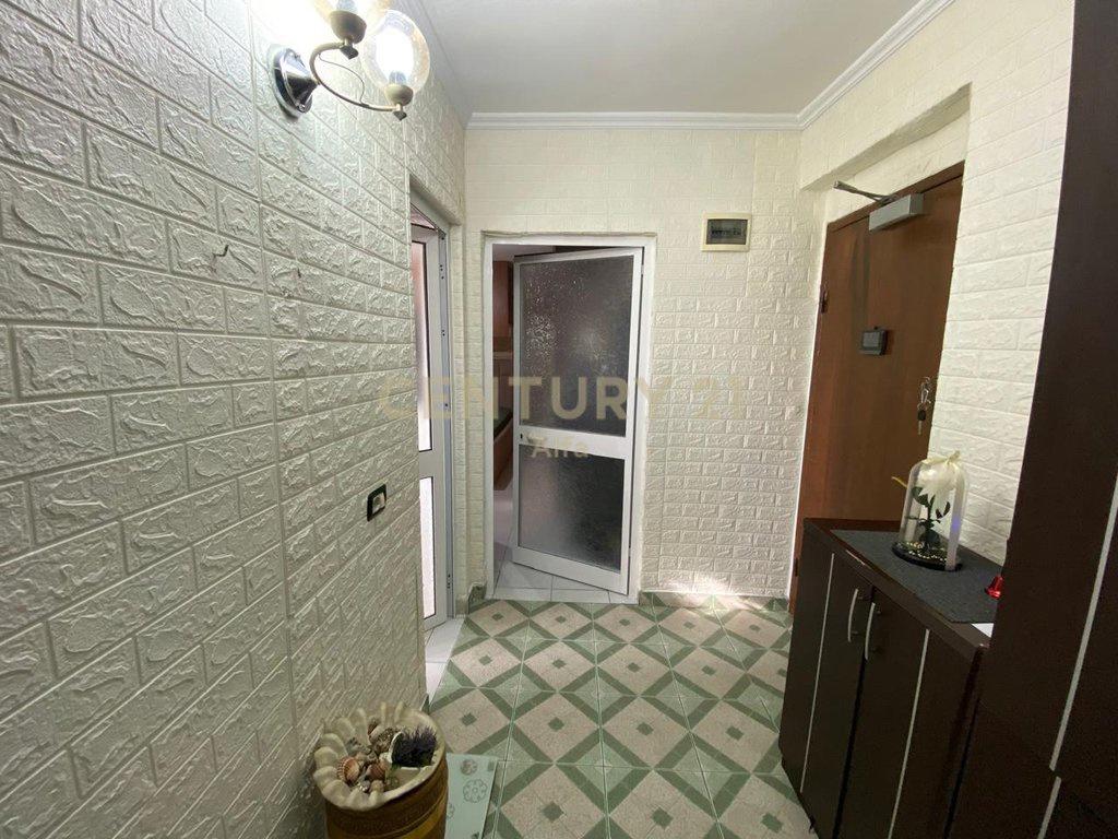 Shitet apartament 1+1 tek Selvia, pranë shkollës “Siri Kodra