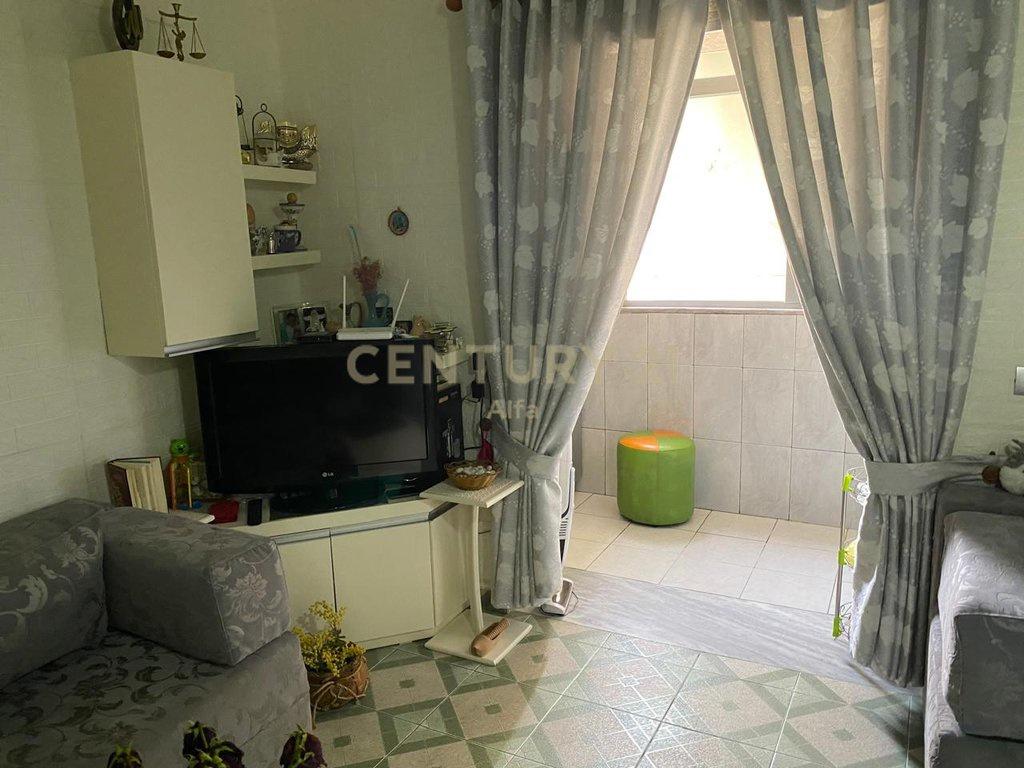 Shitet apartament 1+1 tek Selvia, pranë shkollës “Siri Kodra