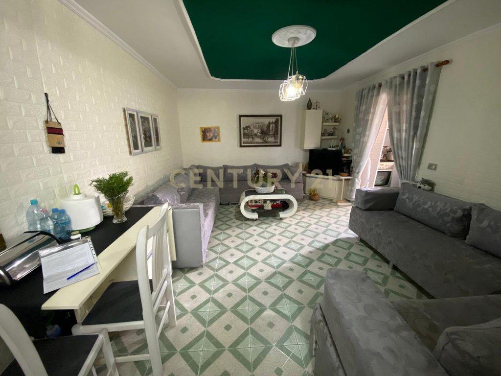 Shitet apartament 1+1 tek Selvia, pranë shkollës “Siri Kodra