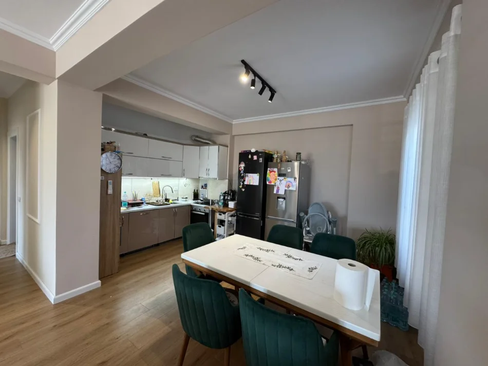 Tirane, affitto appartamento 2+1+2+2 Posti Auto, Piano 7, 116 m² 1.100 € (Liqeni Secco)