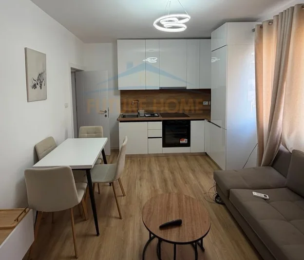Tirana, affitto appartamento 1+1 Piano 3, 45 m² 750 € (Centro)