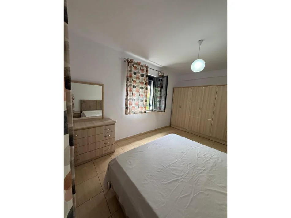 Tirane, jepet me qera apartament 1+1 Kati 1, 70 m² 500 € (Liqeni thate)