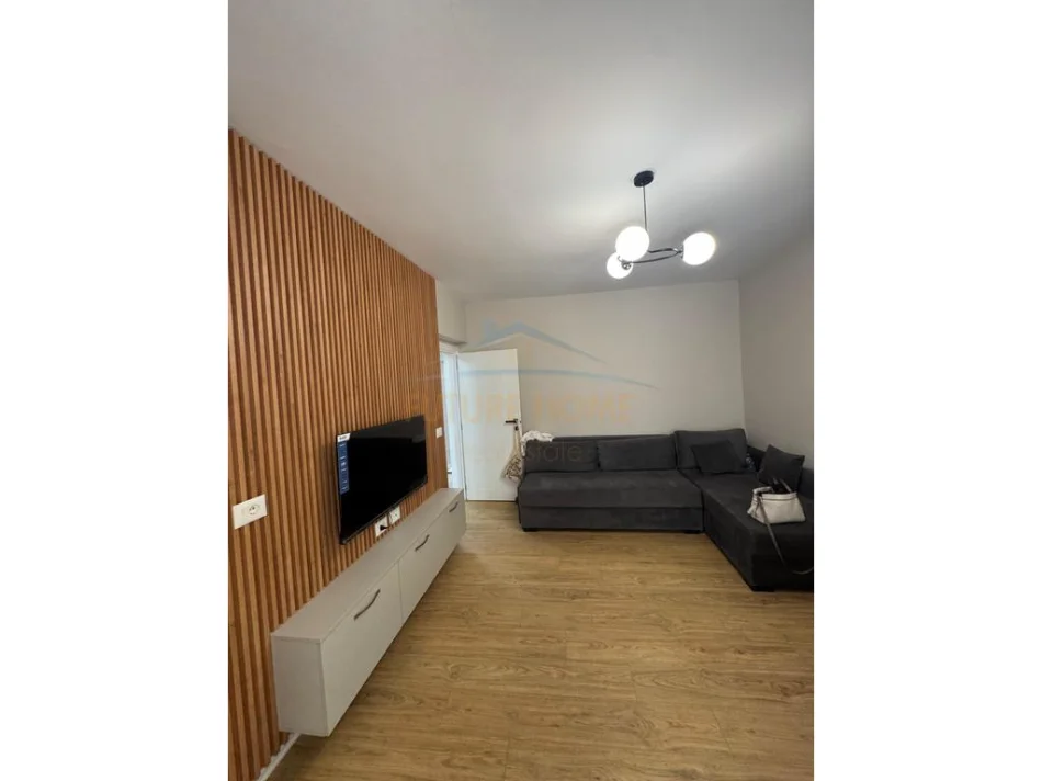 Tirane, jepet me qera apartament 1+1 , 51 m² 700 € (Sheshi Willson)