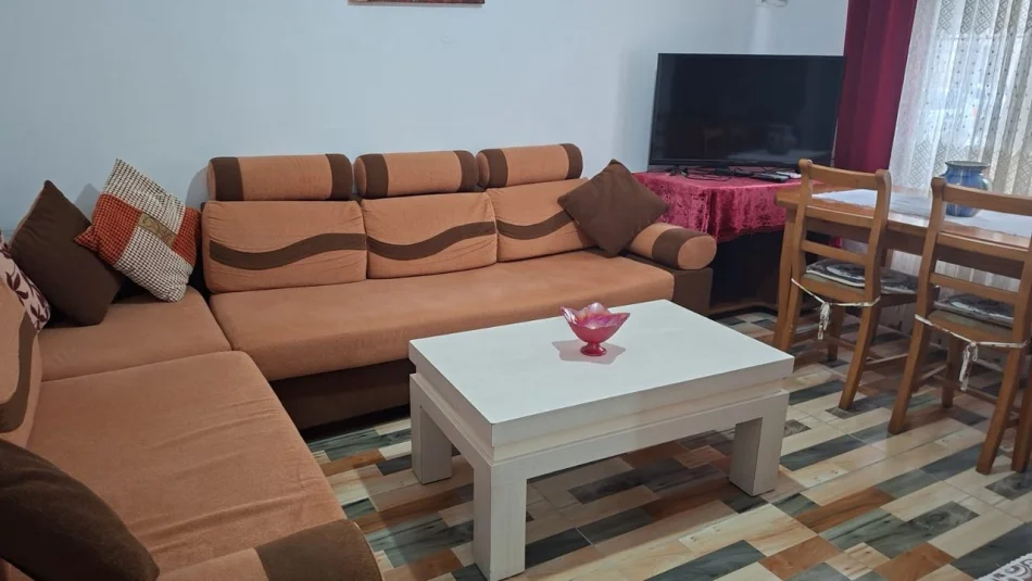 Tirane, jepet me qera apartament 2+1 Kati 1, 78 m² 500 € (Shkolla e Bashkuar)