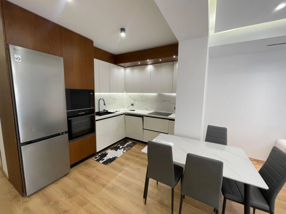 Tirane, affitto appartamento 1+1 con balcone, Piano 3, 83 m², 700 € (Kodra e Diellit)