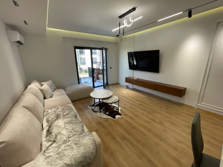 Tirane, affitto appartamento 1+1 con balcone, Piano 3, 83 m², 700 € (Kodra e Diellit)