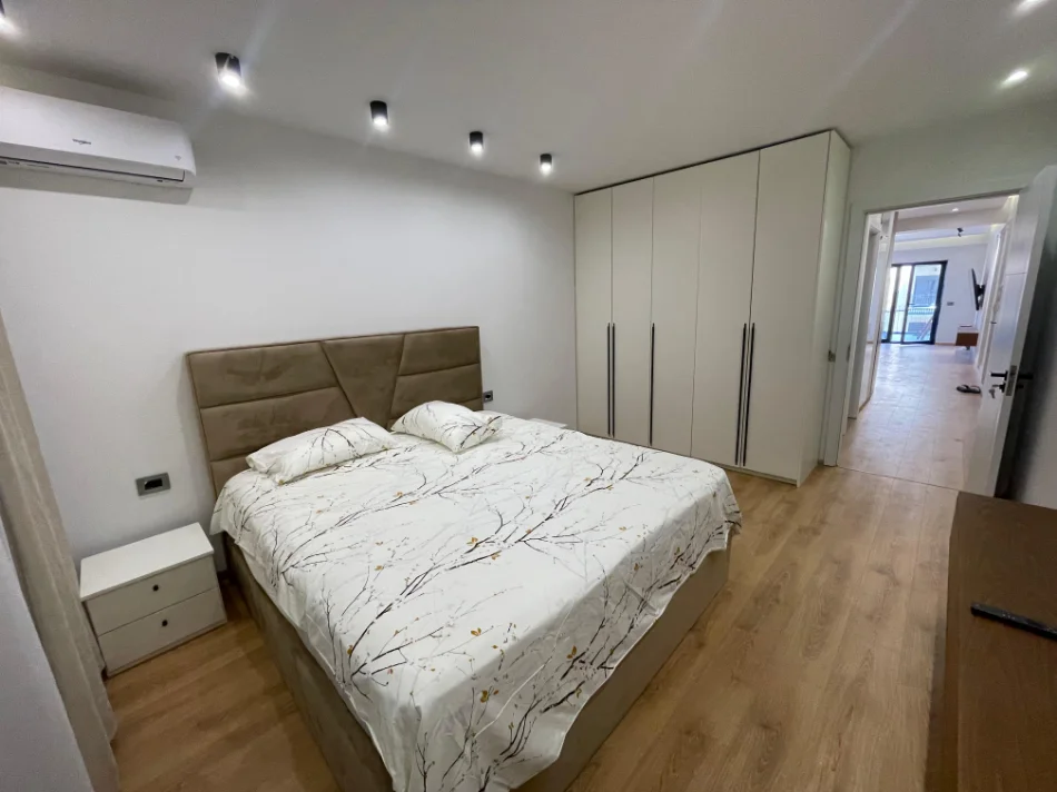 Tirane, affitto appartamento 1+1 con balcone, Piano 3, 83 m², 700 € (Kodra e Diellit)