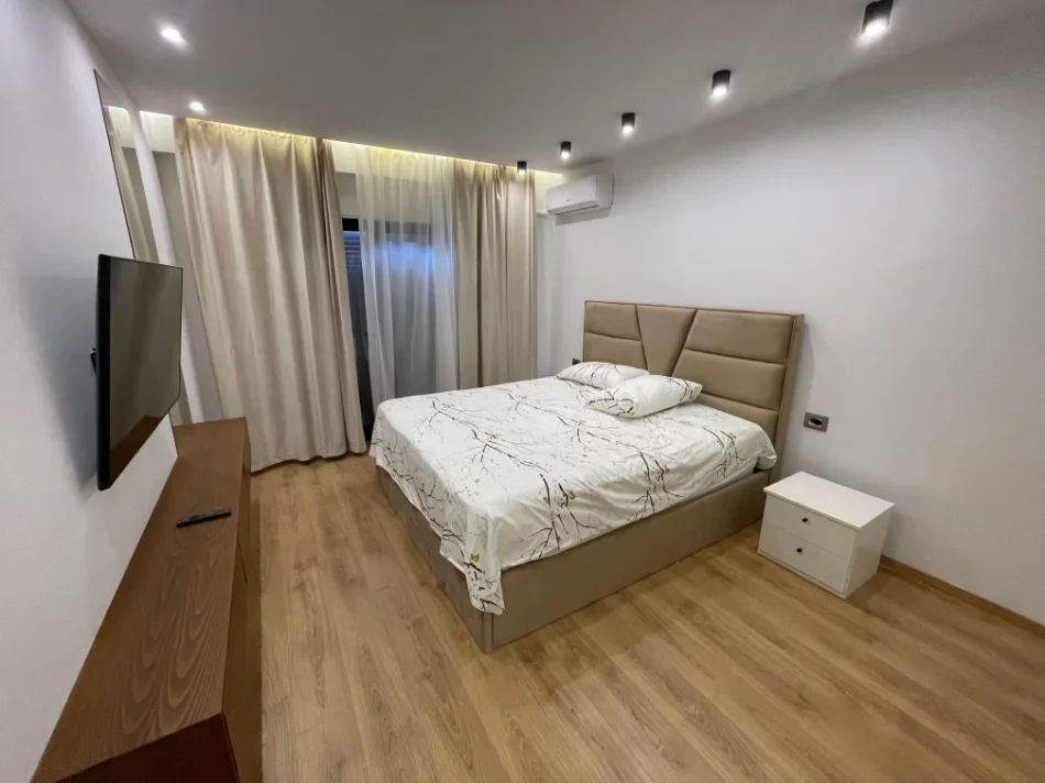 Tirane, affitto appartamento 1+1 con balcone, Piano 3, 83 m², 700 € (Kodra e Diellit)
