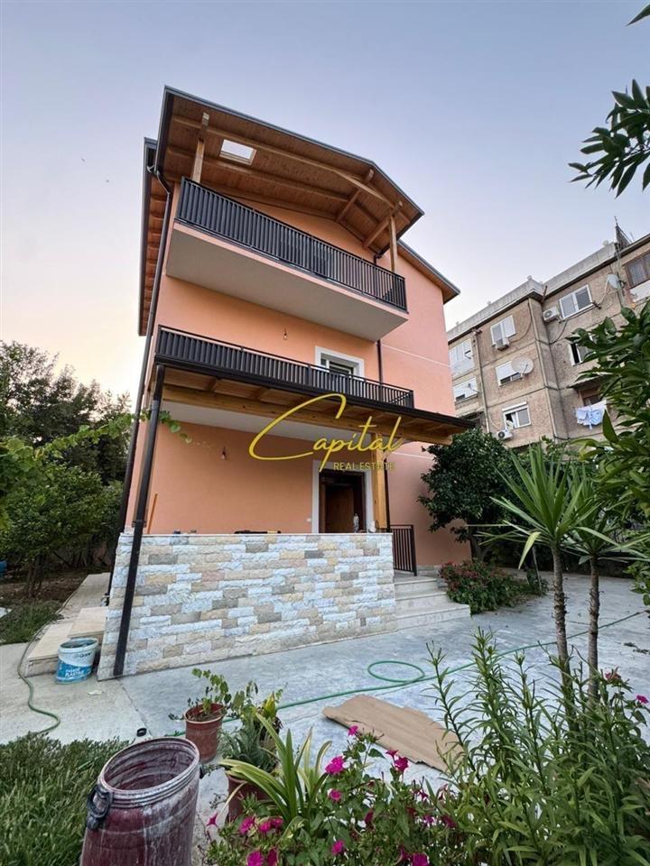 VILE PRIVATE ME QERA 214 M2 KOMBINAT 1.500 EURO