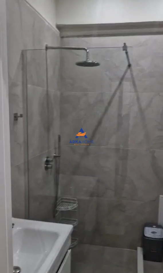 Tirane, jepet me qera apartament 1+1+Ballkon Kati 1, 65 m² 698 €