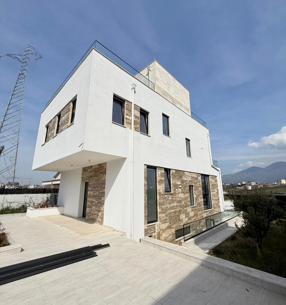 🏡 Vilë Luksoze me Pishinë për Shitje – Mjull Bathore