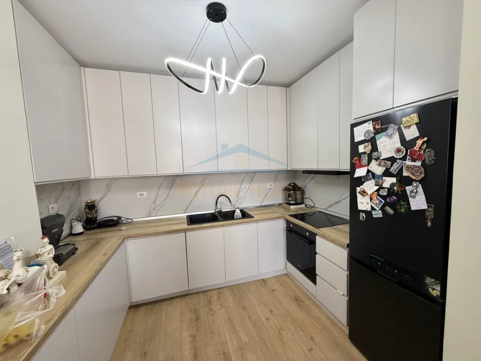 Tirana, 2+1 Apartment for Rent, 8th Floor, 82 m², €600 (Fratari Complex)