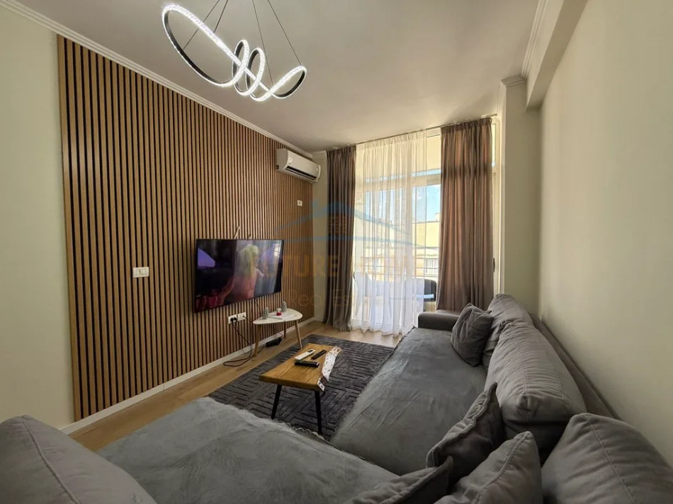 Tirana, 2+1 Apartment for Rent, 8th Floor, 82 m², €600 (Fratari Complex)