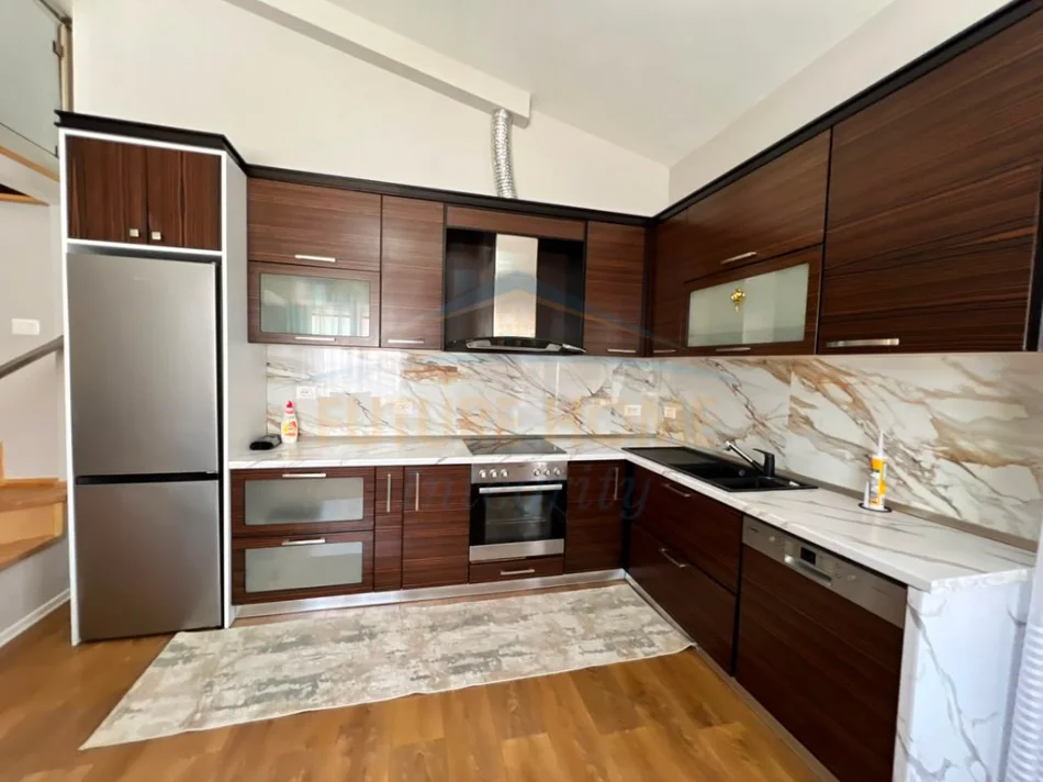 Tirane, jepet me qera apartament duplex 2+1 Kati 4, 68 m² 500 € (Selite)