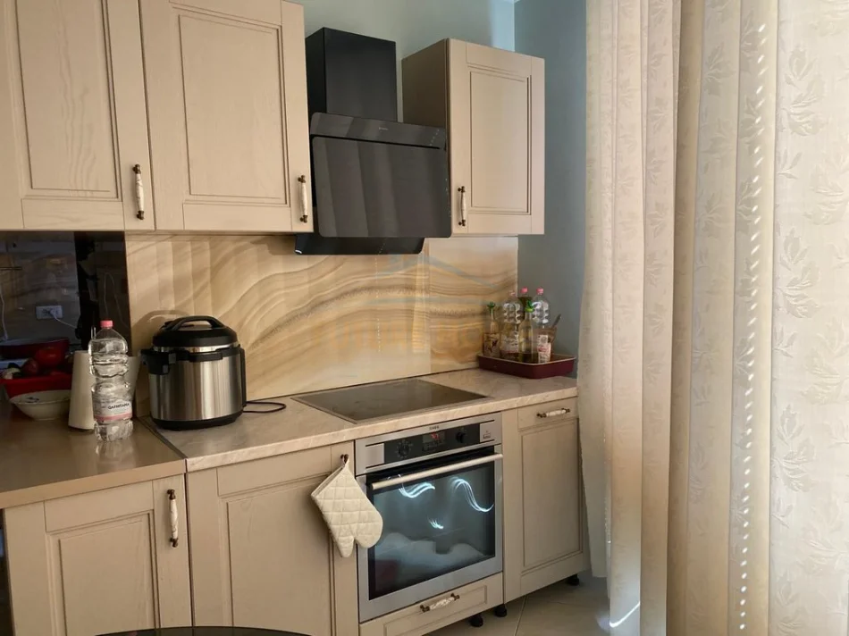 Tirana, Apartment for Rent 1+1 Top Floor 4, 151 m² 1,000 € (Fresk)