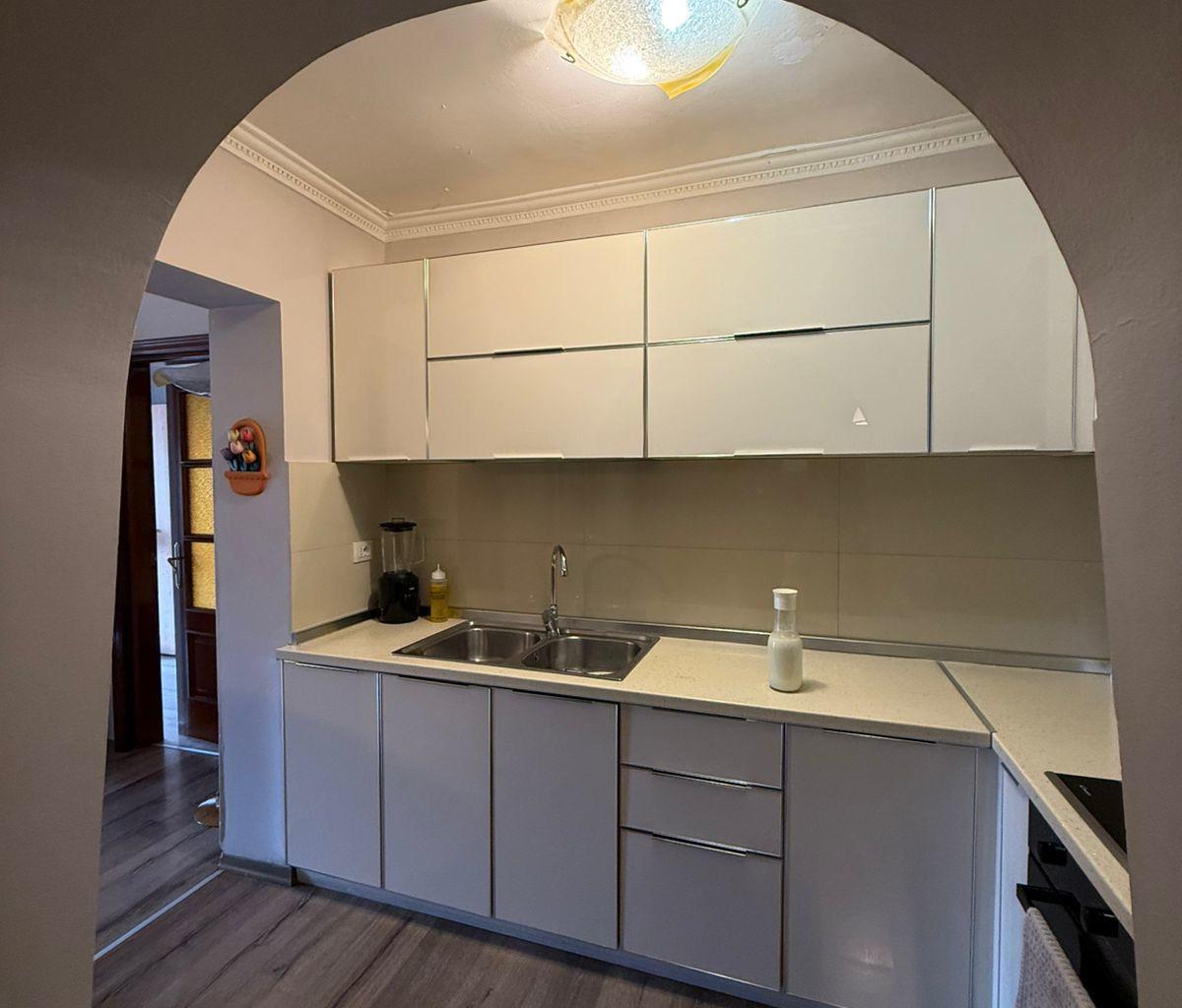 Appartamento 2+1+2 con cucina vecchia, Via Kavaja, in vendita