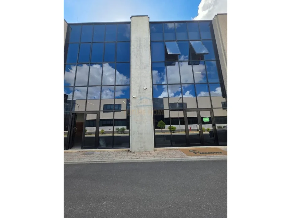 Tirane, shitet magazine Kati 0, 897 m² 1.800.000 € (Autostrada Tirane Durres)