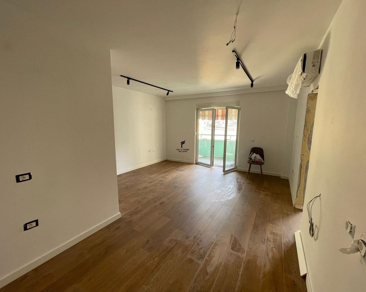 ZYRE ME QERA 67 M2 RRUGA E ELBASANIT 1.000 EURO FH-66247