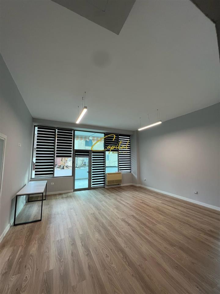 AMBIENT BIZNESI ME QERA 140 M2 KOMUNA E PARISIT 2000 EURO