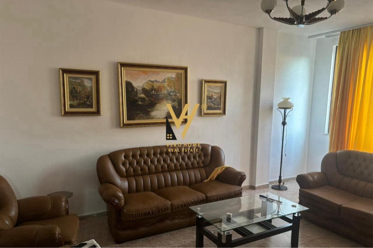 JEPET HYRJE 3+1 ME QERA TE BULEVARDI I RI 50.000 LEKE