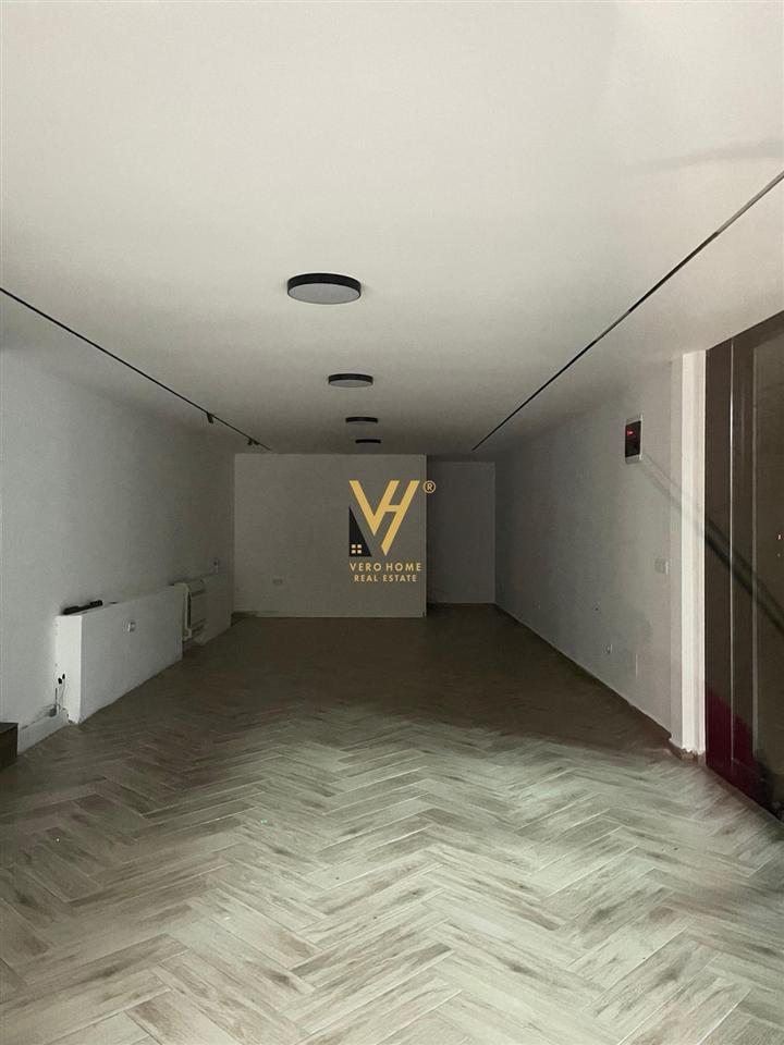 JEPET ZYRE 62 M2 ME QIRA TE RRUGA DIBRES 1.200 EURO
