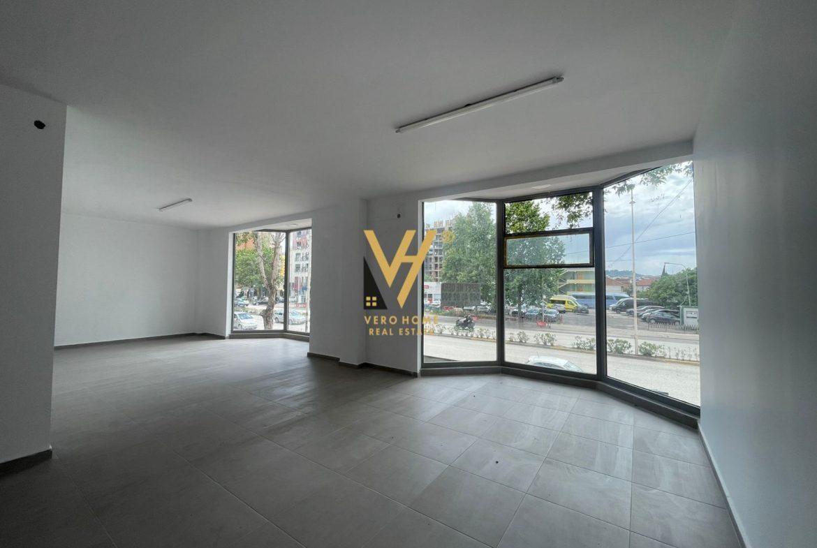 JEPET AMBJENT 125 M2 ME QERA TE RR.DRITAN HOXHA 1.200 EURO