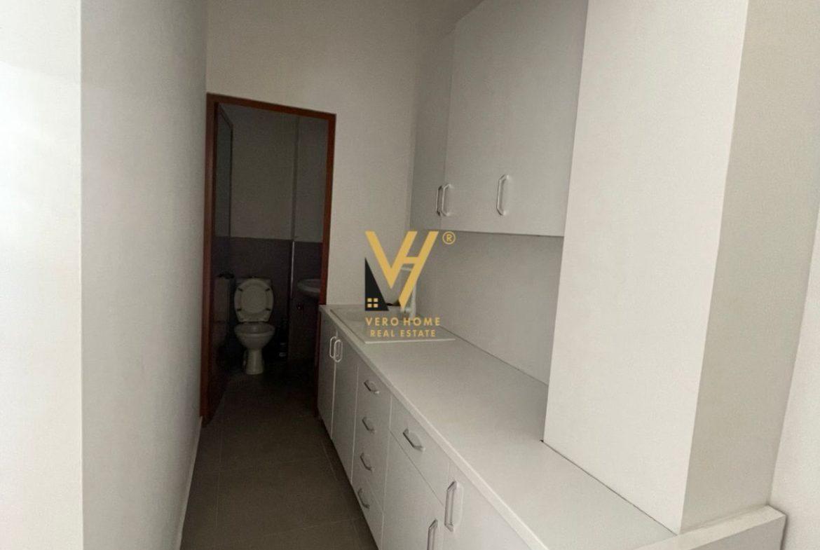 JEPET AMBJENT 125 M2 ME QERA TE RR.DRITAN HOXHA 1.200 EURO