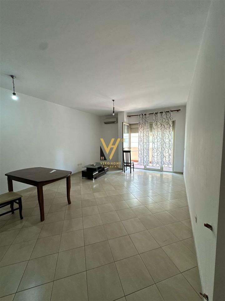 JEPET ZYRE 105 M2 ME QERA TE KRISTAL CENTER 900 EURO