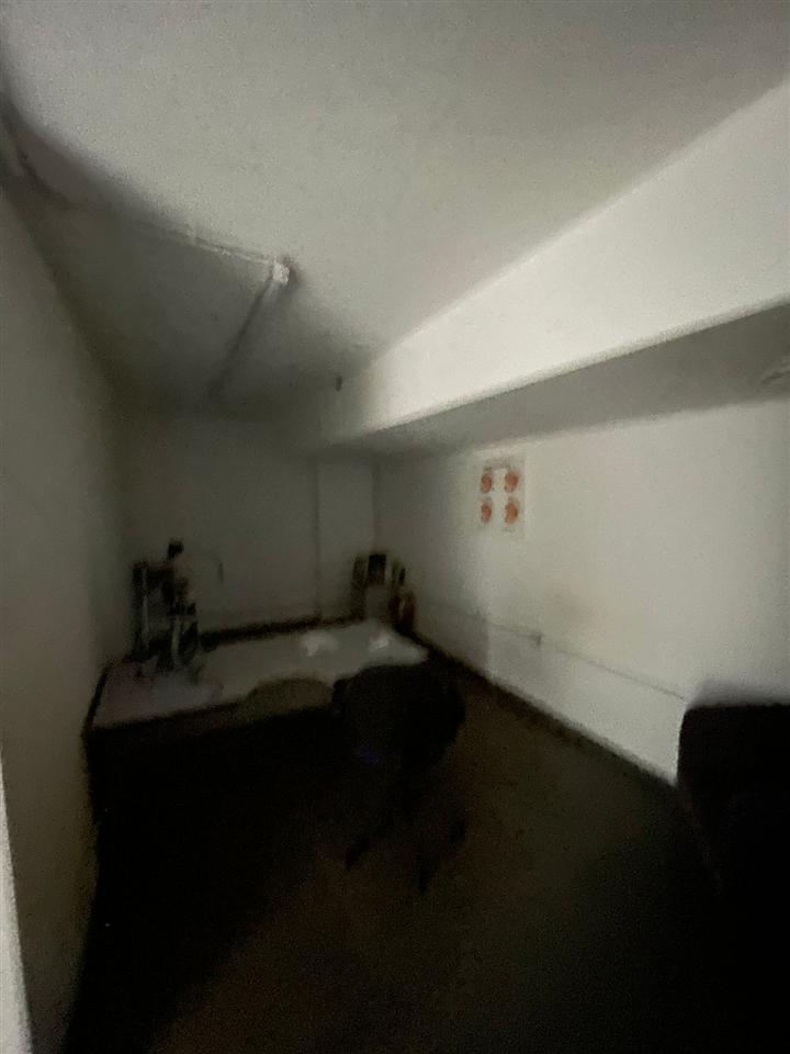 Doppio negozio con cortile di 105m2 nel quartiere di Parisit a 1800 euro
