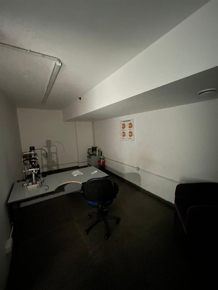 Doppio negozio con cortile di 105m2 nel quartiere di Parisit a 1800 euro