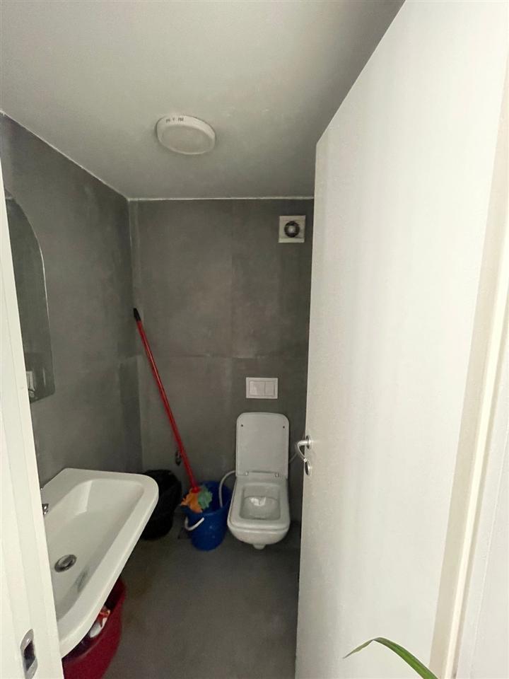 Doppio negozio con cortile di 105m2 nel quartiere di Parisit a 1800 euro