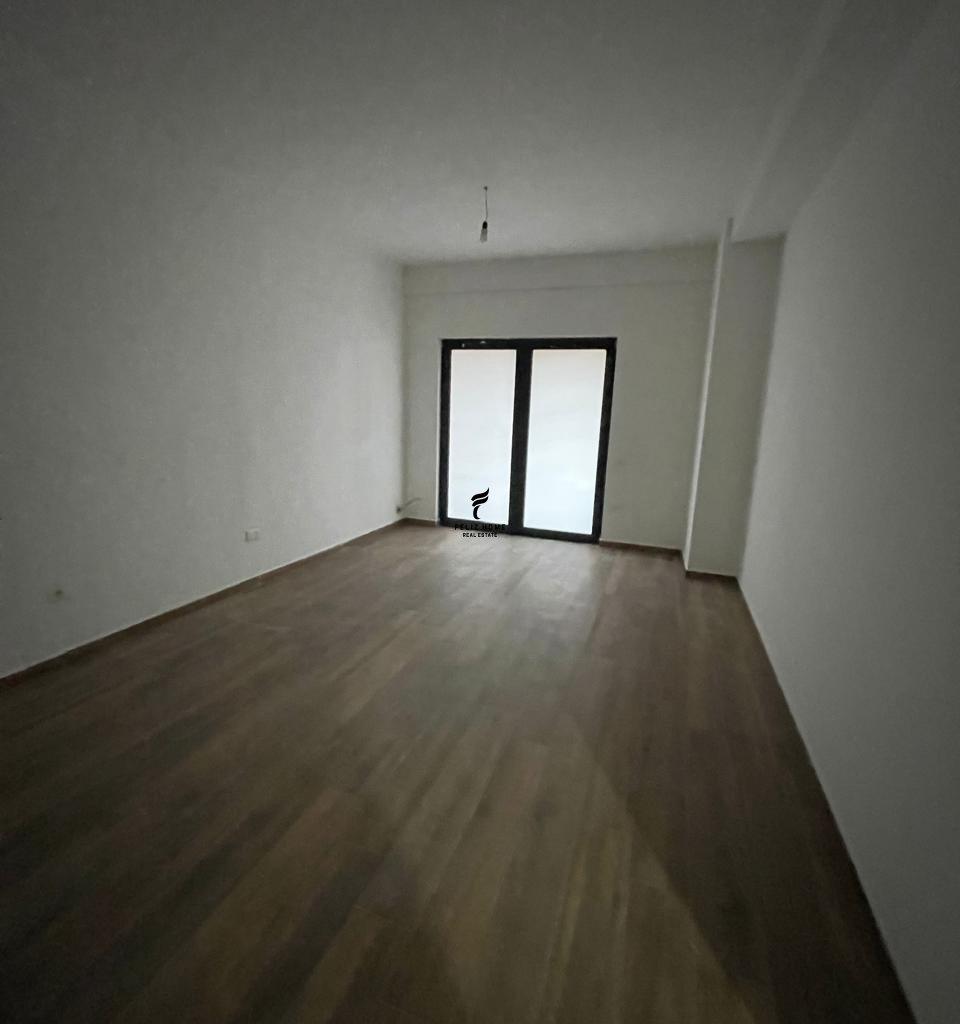 ZYRE ME QERA 118 M2 RRUGA E DIBRES 650 EURO FH-69007
