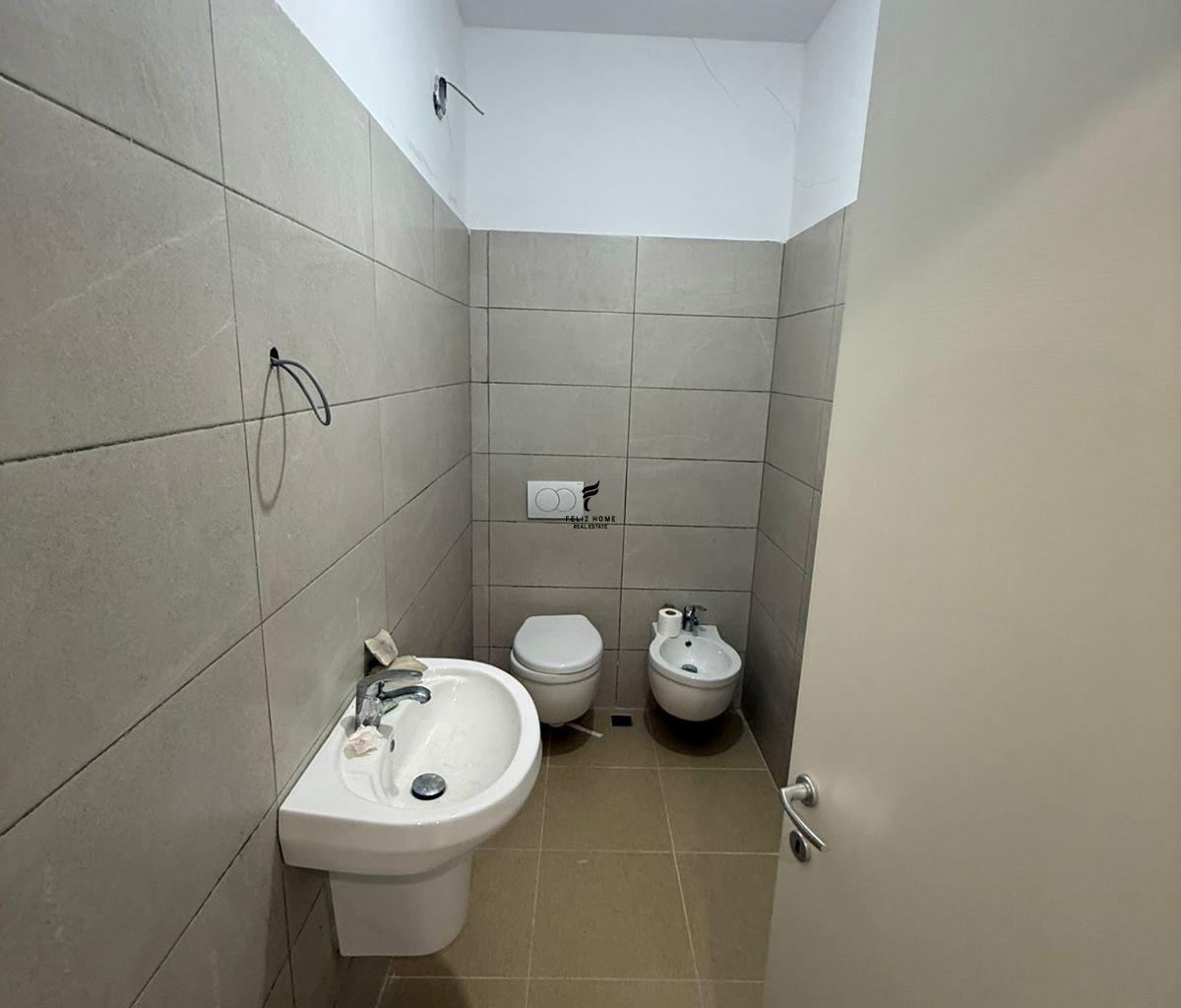 Ground Floor Store with 92 m2 in the City Center 70,000 LEK FH-68872