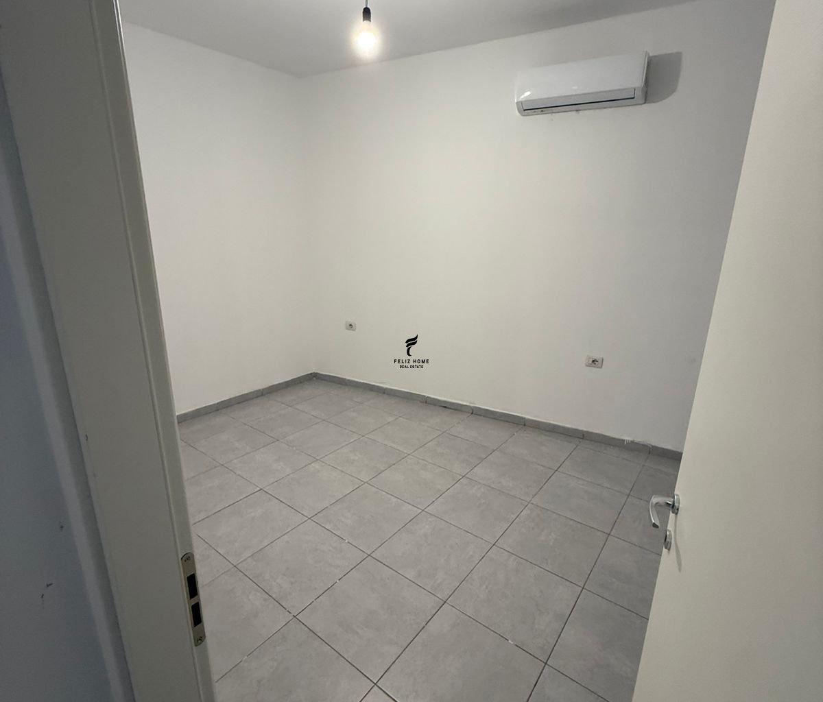 Ground Floor Store with 92 m2 in the City Center 70,000 LEK FH-68872