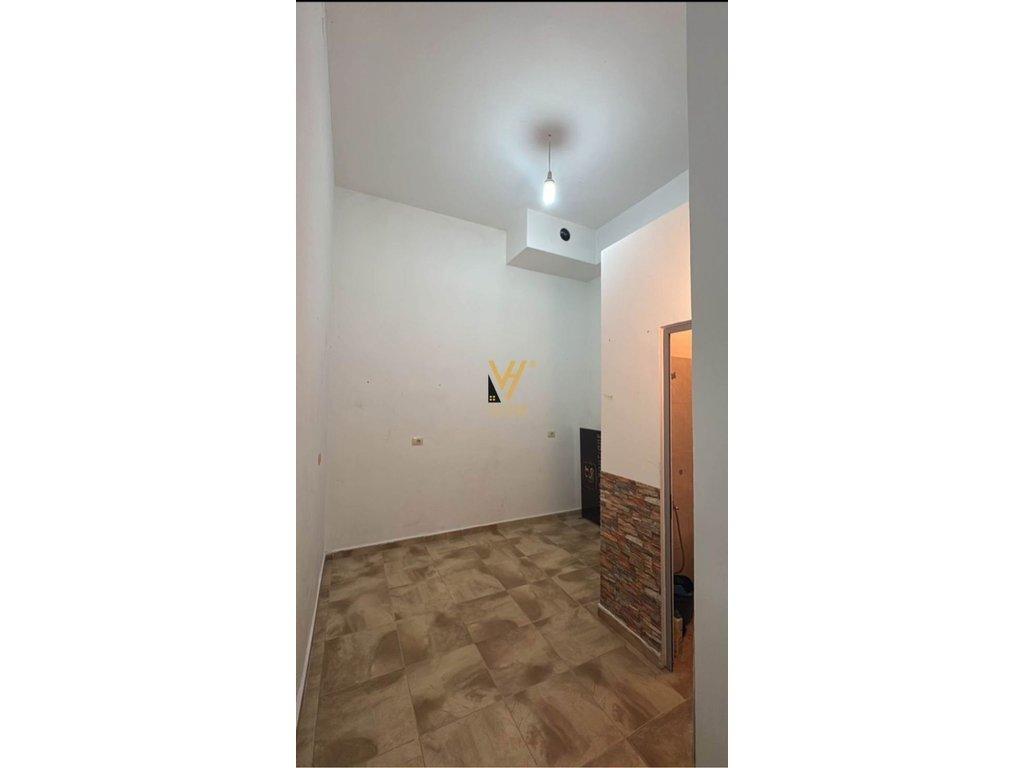 JEPET DYQAN 35.5 M2 ME QERA NE ASTIR 350 EURO