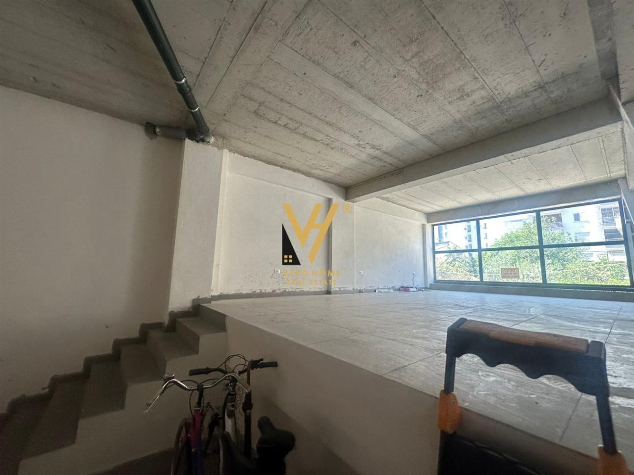 JEPET AMBIENT BIZNESI 160M2 ME QERA TE SHKOLLA KUQE 2.000EU