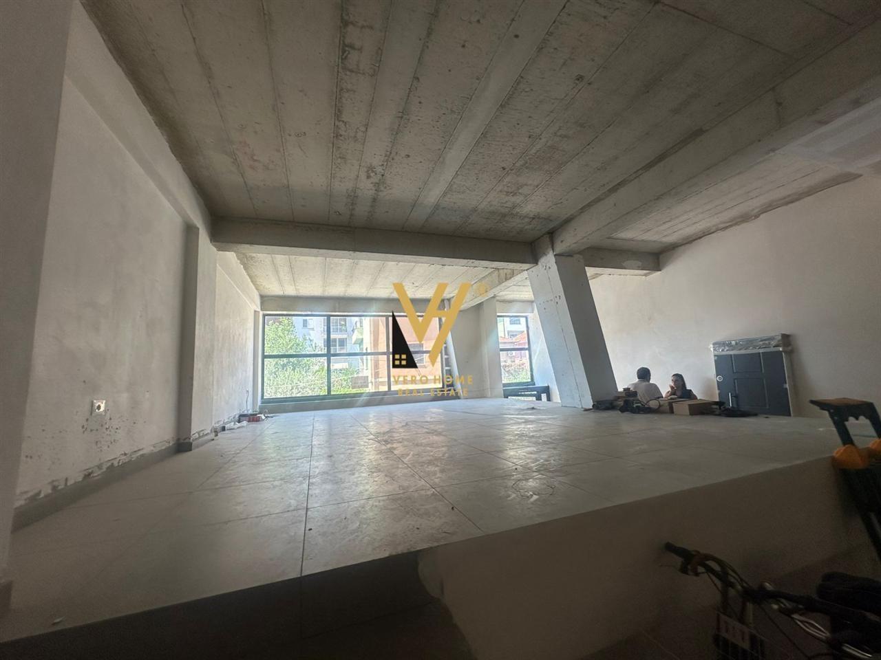 JEPET AMBIENT BIZNESI 160M2 ME QERA TE SHKOLLA KUQE 2.000EU