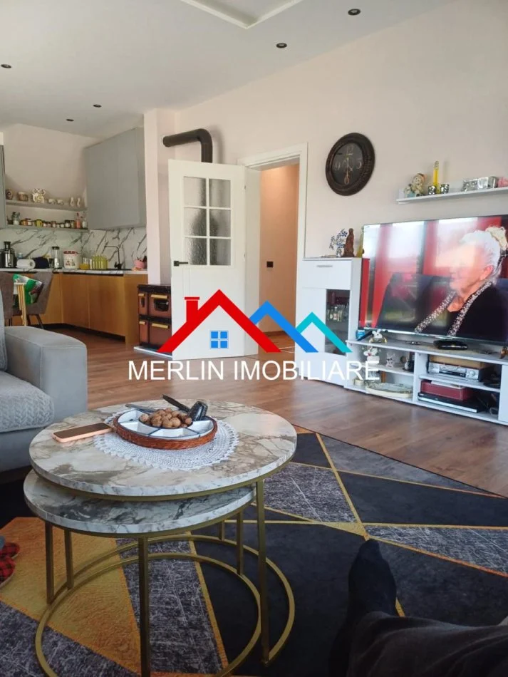 Diber, shitet Vile 2 kateshe, me 300 m²ndertim, dhe 1250m2 truall 450.000 € ( MAQELLARE,DIBER)