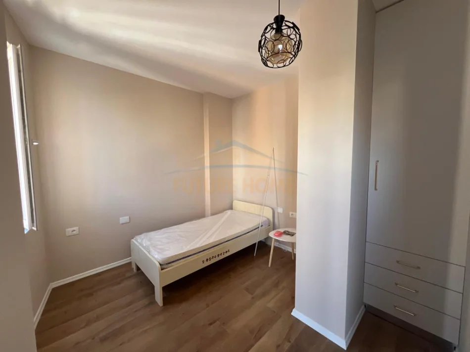 Tirana, Apartment for Rent 2+1 + Kitchenette + Balcony, 3rd Floor, 80 m², €1,000 (Rruga e Barrikadave)