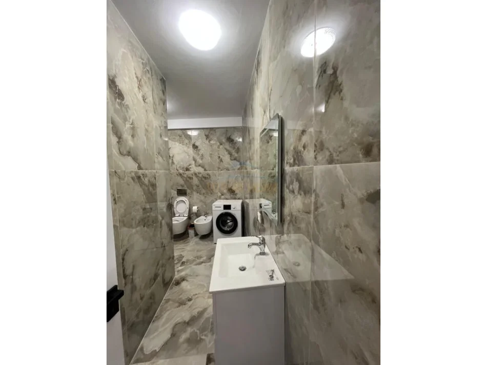 Tirana, Apartment for Rent 2+1 + Kitchenette + Balcony, 3rd Floor, 80 m², €1,000 (Rruga e Barrikadave)